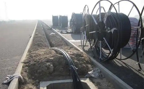 现代通信网络建设指南:新疆光缆施工全流程技术解析与质量控制 现代通信网络建设指南:新疆光缆施工全流程技术解析与质量控制